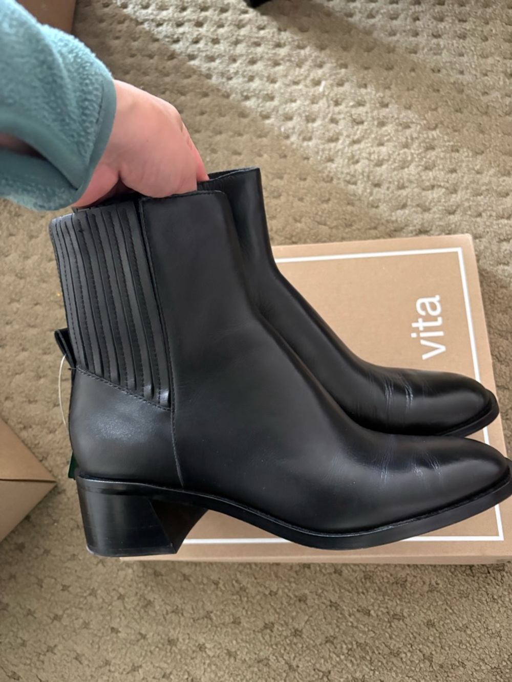 NWT/ Dolce Vita Black Leather Ankle Booties 8,5 US